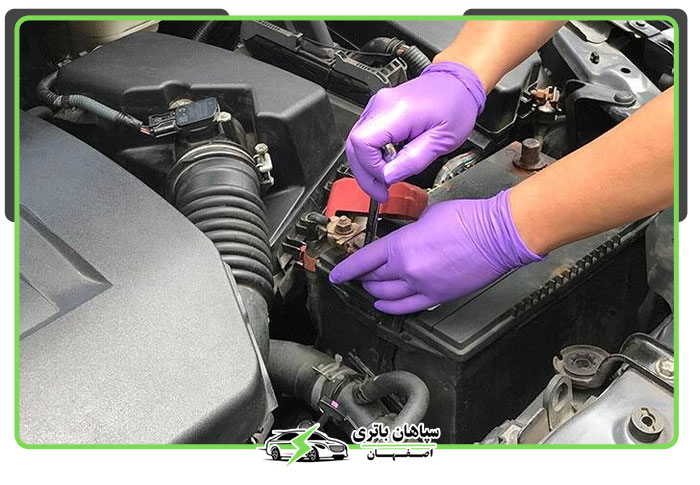 باز کردن پیچ برای تعویض باطری خودرو